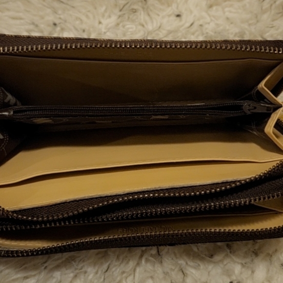 Michael Kors Logo Wallet - Picture 7 of 9